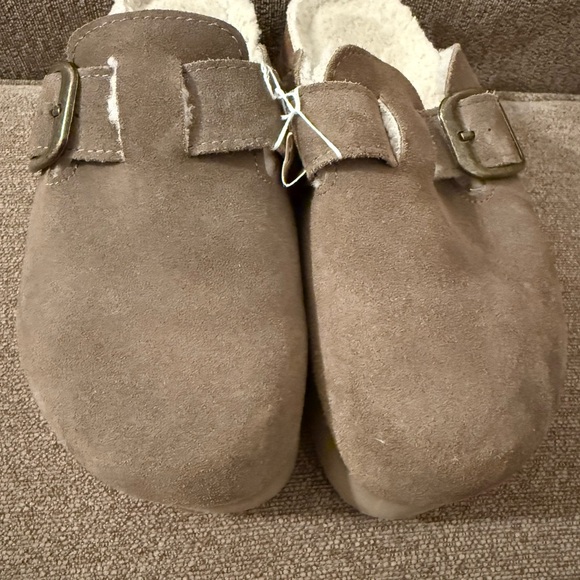 Cushionaire Tan Suede 6.5 Clogs with Buckle - Picture 2 of 5